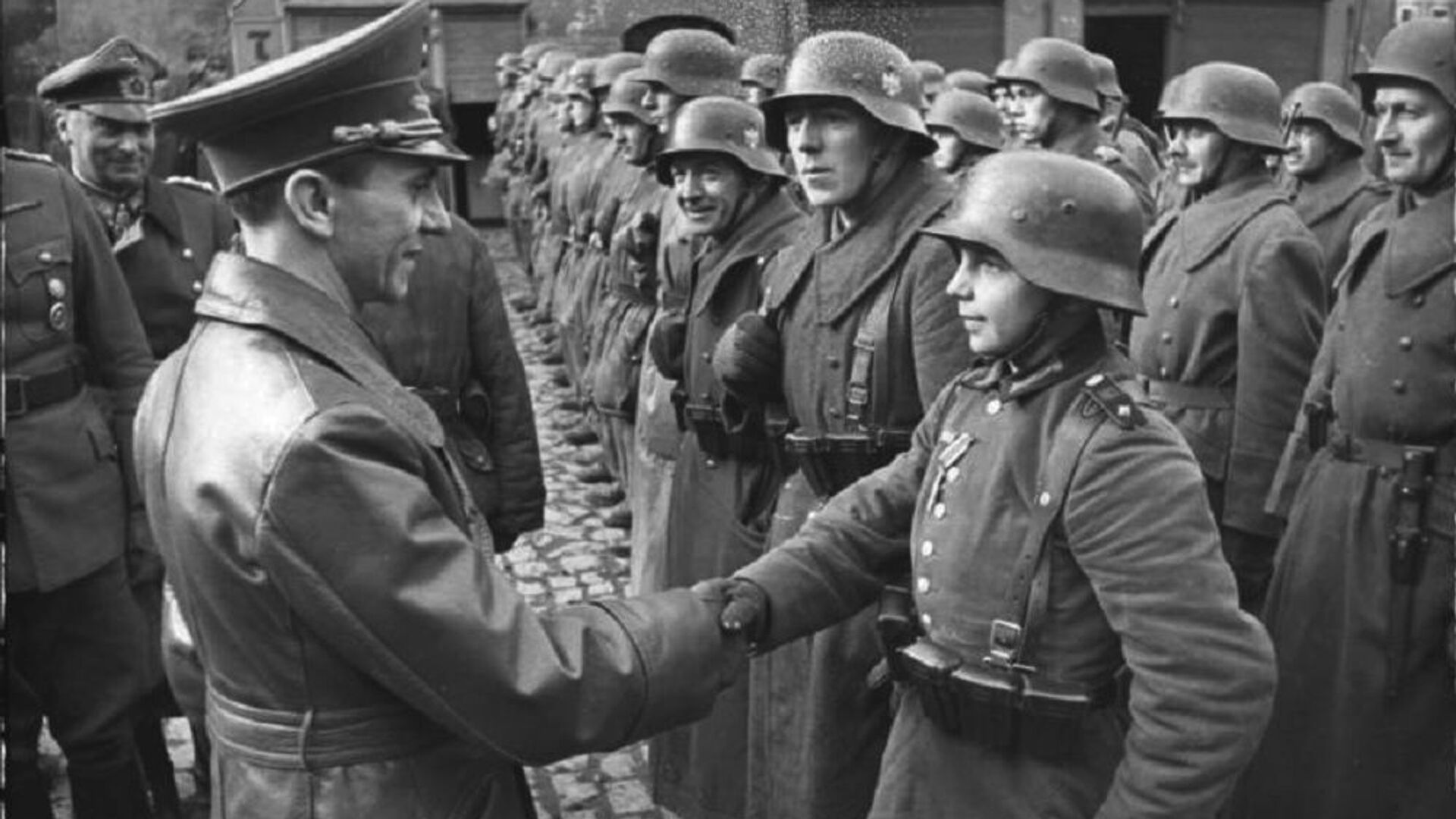 9 March 1945: Goebbels awards a 16-year-old Hitler Youth, Willi Hübner, the Iron Cross for the defence of Lauban - Sputnik International, 1920, 06.10.2021