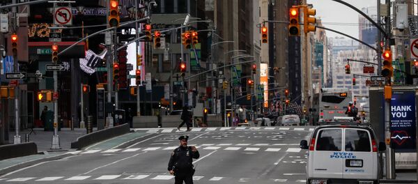 A New York City Police officer (NYPD) takes a selfie while in the middle of the street in an almost empty Times Square - Sputnik International