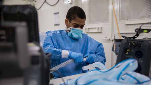 U.S. Army Specialist Fredrick Spencer assembles a T1 Hamilton ventilator in a mobile lab unit in the Javits New York Medical Station intensive care unit bay monitoring coronavirus disease (COVID-19) patients in New York City, U.S. Apri 4, 2020 - Sputnik International