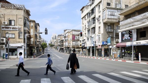 An Ultra orthodox man crosses a street in the city of Bnei Brak, a Tel Aviv suburb, Israel, Thursday, April 2, 2020. ‏On Wednesday, Netanyahu ordered a police cordon around the largely ultra-Orthodox city of Bnei Brak, east of Tel Aviv, to limit movement to and from the city. Bnei Brak has the second highest number of coronavirus cases in Israel. - Sputnik International