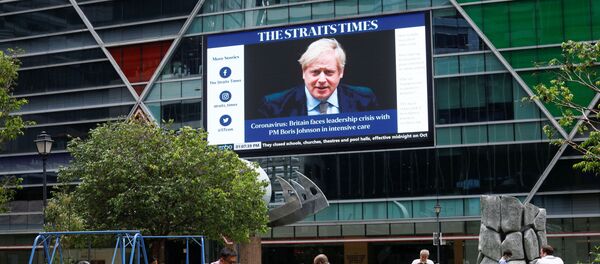 Workers take their lunch outdoors as a screen giving information about British Prime Minister Boris Johnson is seen on the background on the first day of circuit breaker measures to curb coronavirus (COVID-19) at the central business district in Singapore, April 7, 2020 - Sputnik International