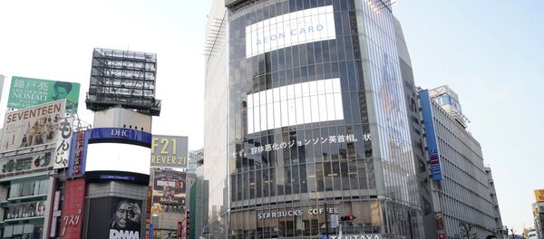 Pedestrians wearing protective masks make their way, following the coronavirus disease (COVID-19) outbreak, in Tokyo, Japan April 7, 2020.   - Sputnik International