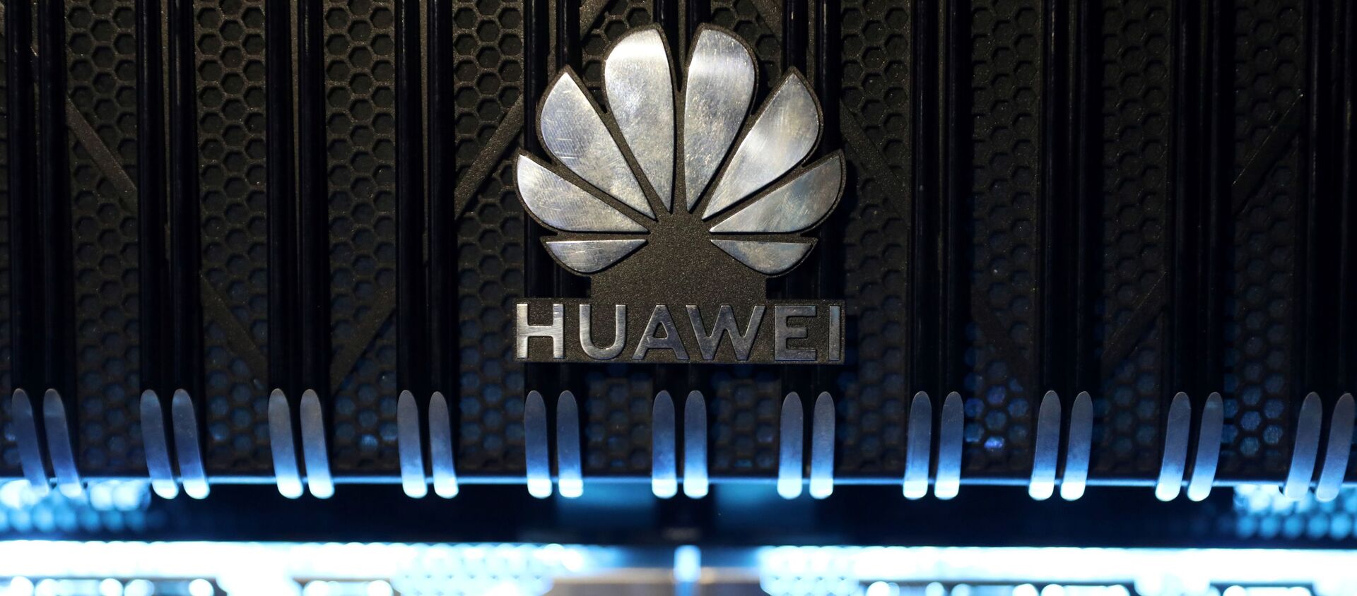 A logo is pictured on a Huawei NetEngine 8000 Intelligent Metro Router during a 5G event in London, on February 20, 2020 - Sputnik International, 1920, 27.04.2020
