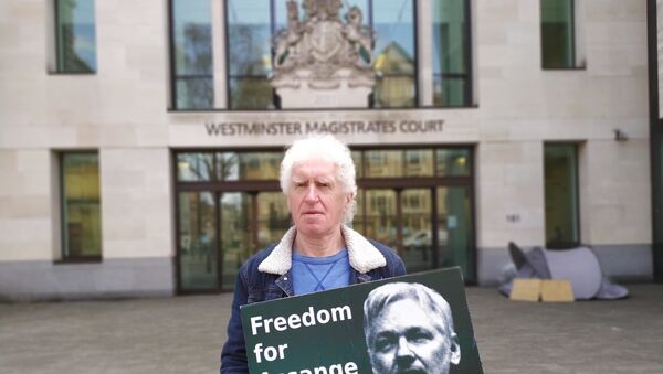 Man in front of Westminster Magistrates Court - Sputnik International