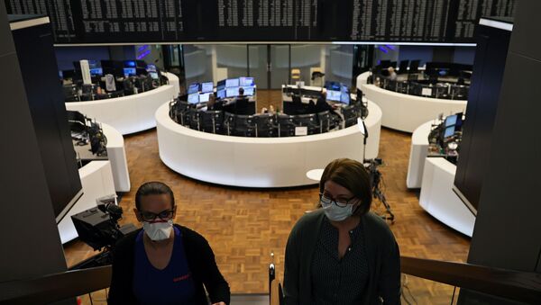 Women wear face masks at Frankfurt's stock exchange as markets react on the coronavirus disease (COVID-19), at the stock exchange in Frankfurt, Germany, 27 March 2020. - Sputnik International