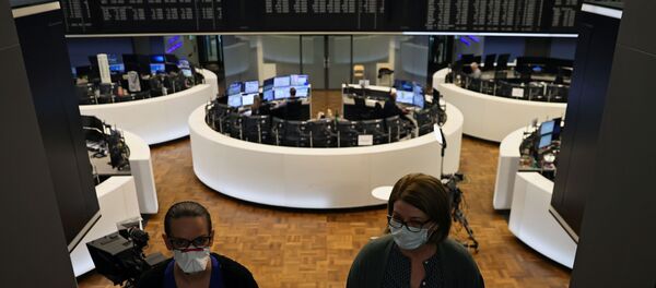 Women wear face masks at Frankfurt's stock exchange as markets react on the coronavirus disease (COVID-19), at the stock exchange in Frankfurt, Germany, 27 March 2020. - Sputnik International