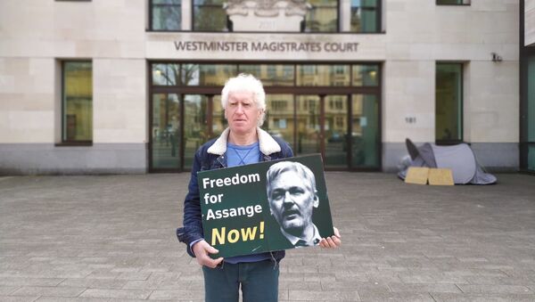Pro Assange protester outside of Westminster Magistrates Court on 7 April 2020 - Sputnik International