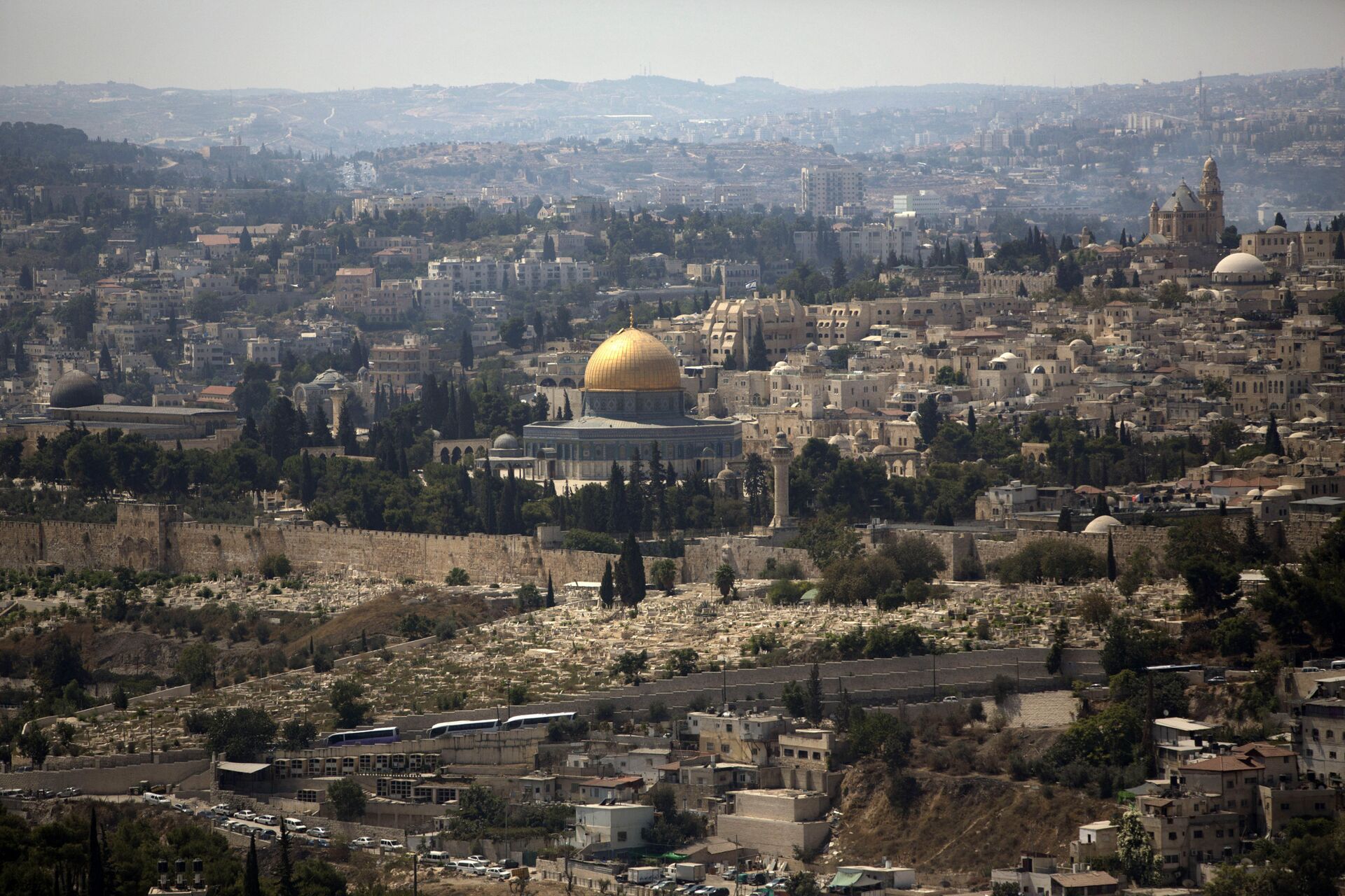 In this Monday, Sept. 9, 2013 file photo, the Dome of the Rock Mosque in the Al Aqsa Mosque compound, known by the Jews as the Temple Mount, is seen in Jerusalem's Old City. 2014 was supposed to be a record-breaking year for tourist visits to Israel. But all that changed when this summer’s 50-day war between Israel and Hamas prompted jittery travelers to cancel trips en masse. Merchants in Jerusalem’s Old City say the feel the sting. The area’s cobblestone streets are typically chock full of tourists visiting the holy sites within the storied walls. But they've been eerily empty over the summer. - Sputnik International, 1920, 13.12.2021