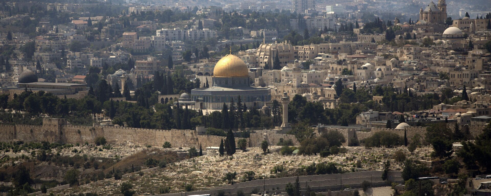 In this Monday, Sept. 9, 2013 file photo, the Dome of the Rock Mosque in the Al Aqsa Mosque compound, known by the Jews as the Temple Mount, is seen in Jerusalem's Old City. 2014 was supposed to be a record-breaking year for tourist visits to Israel. But all that changed when this summer’s 50-day war between Israel and Hamas prompted jittery travelers to cancel trips en masse. Merchants in Jerusalem’s Old City say the feel the sting. The area’s cobblestone streets are typically chock full of tourists visiting the holy sites within the storied walls. But they've been eerily empty over the summer. - Sputnik International, 1920, 28.01.2023