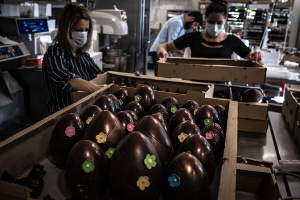 Coloured Eggs and Chocolate Bunnies Ready for Easter Amid COVID-19 Pandemic - Sputnik International