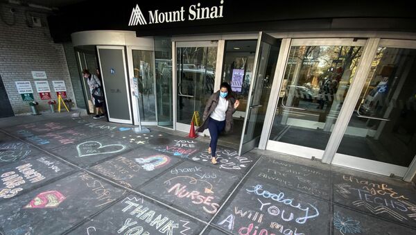 A woman exits Mount Sinai Hospital in Manhattan past messages of thanks written on the sidewalk during the outbreak of the coronavirus disease (COVID19) in New York City, New York, U.S., April 7, 2020.  - Sputnik International