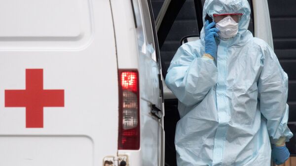 Paramedic near a hospital for patients with suspected coronavirus infection in Kommunarka, Moscow, Russia. - Sputnik International