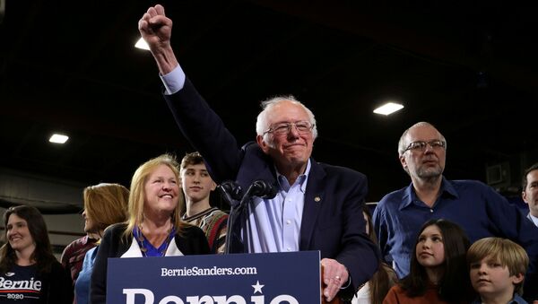 Democratic U.S. presidential candidate Senator Bernie Sanders is accompanied by his relatives, including his wife Jane, as he addresses supporters at his Super Tuesday night rally in Essex Junction, Vermont, U.S., March 3, 2020 - Sputnik International