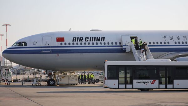 Members of an aid expedition in protective masks disembark from Air China plane carrying medical supplies donated by the Chinese government, in Athens, Greece, March 21, 2020. REUTERS/Alkis Konstantinidis - Sputnik International