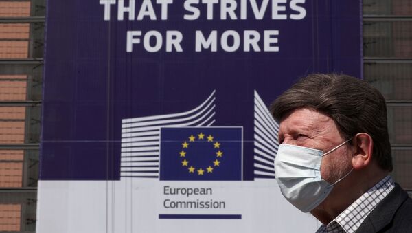 A man wearing a face mask walks past the European Commission headquarters as the spread of coronavirus disease (COVID-19) continues in Brussels, Belgium April 9, 2020.  - Sputnik International