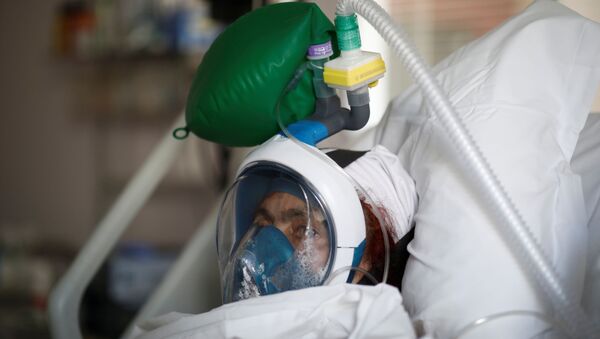 A patient suffering from coronavirus disease (COVID-19) wears a full-face Easybreath snorkelling mask given by sport chain Decathlon and turned into a ventilator for coronavirus treatment at the intensive care unit at Ambroise Pare clinic in Neuilly-sur-Seine near Paris, as the spread of the coronavirus disease continues in France, April 1, 2020. - Sputnik International