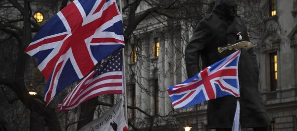 Brexit supporters hold British and US flags in front of the Statue of Winston Churchill during a rally in London, Friday, Jan. 31, 2020 - Sputnik International