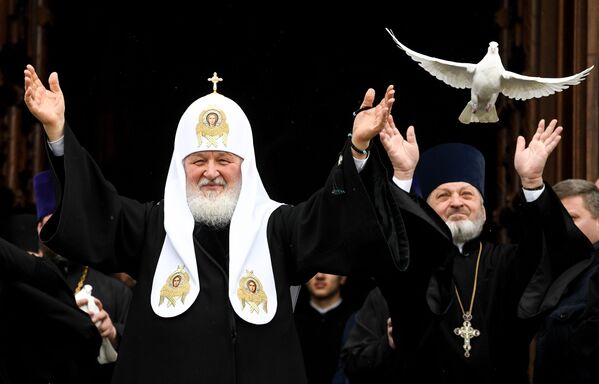 Patriarch of Moscow and All Russia Kirill frees a dove outside the Christ the Savior Cathedral in Moscow on the Annunciation of Our Lady holiday on 7 April 2020 - Sputnik International