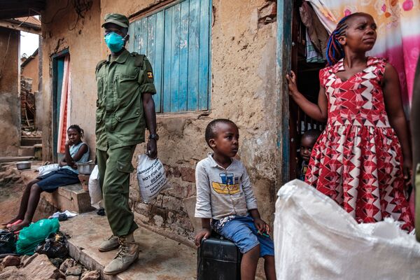 Personnel of Local Defence Unit (LDU), Paramilitary force composed of civilians, deliver maize flour and beans during the first day of food distribution for people who have been affected by the lockdown in Kampala, on April 4, 2020. - Sputnik International