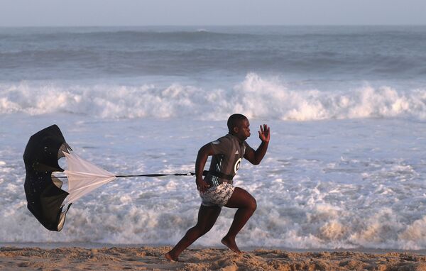 A man exercises on Recreio dos Bandeirantes beach, amid the coronavirus disease (COVID-19) outbreak, in Rio de Janeiro, Brazil April 4, 2020.  - Sputnik International