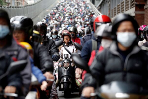 Commuters wear face masks to protect themselves from the coronavirus disease (COVID-19) spread during morning rush hour traffic in Taipei, Taiwan April 8, 2020.  - Sputnik International