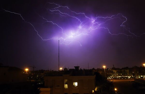Lightning flashes in the sky over Rumaithiya district in Kuwait City during a storm, on April 7, 2020.  - Sputnik International