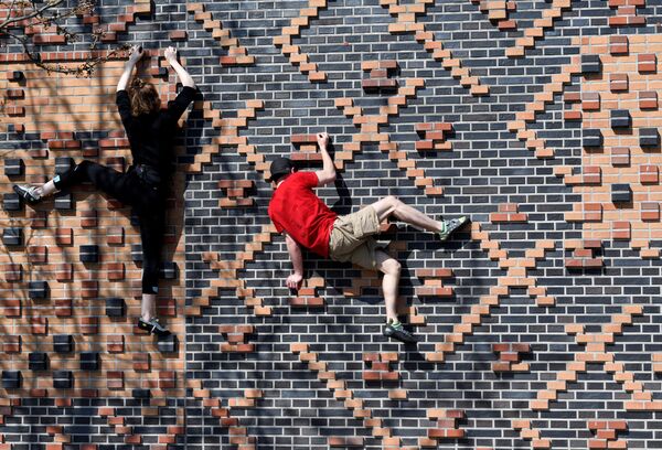 Climbers Carlotta and Rafael train on a house wall in the Hafencity district, as the spread of coronavirus disease (COVID-19) continues in Hamburg, Germany, April 5, 2020.  - Sputnik International