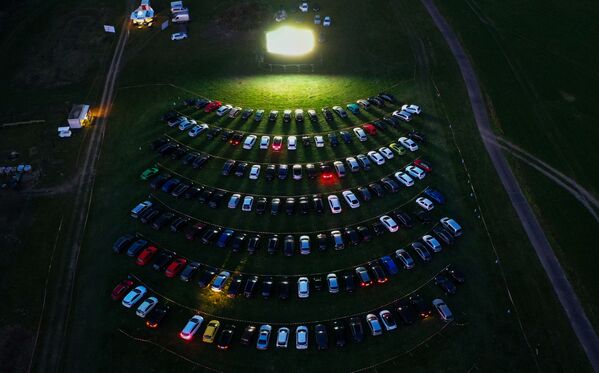  An aerial view shows cinema goers sitting in their cars parked at a drive-in cinema in Marl, western Germany, on April 6, 2020, one of the few entertainments still allowed due to the spread of the novel coronavirus COVID-19.  - Sputnik International