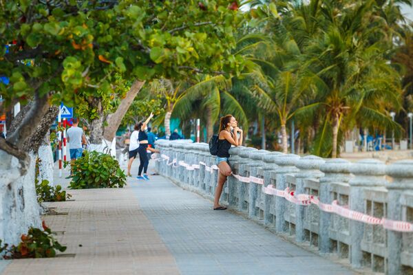 A girl stands on the embankment at Nha Trang resort in Vietnam. - Sputnik International