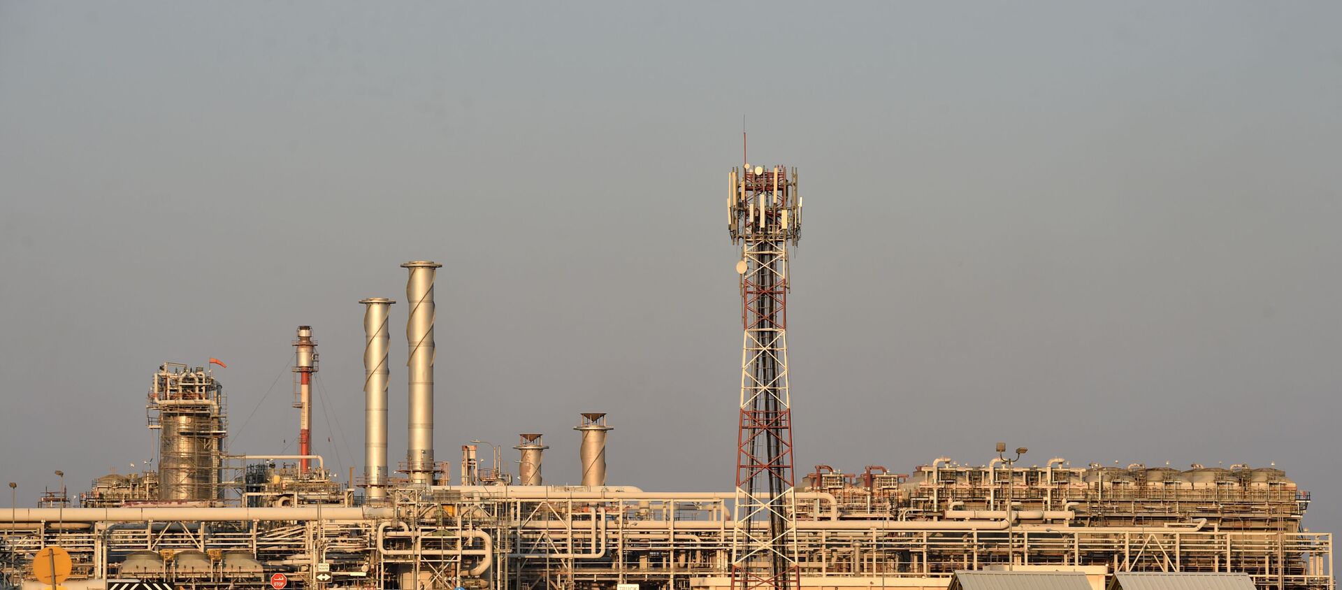 A general view of Saudi Aramco's Abqaiq oil processing plant on September 20, 2019. - Sputnik International, 1920, 10.04.2020