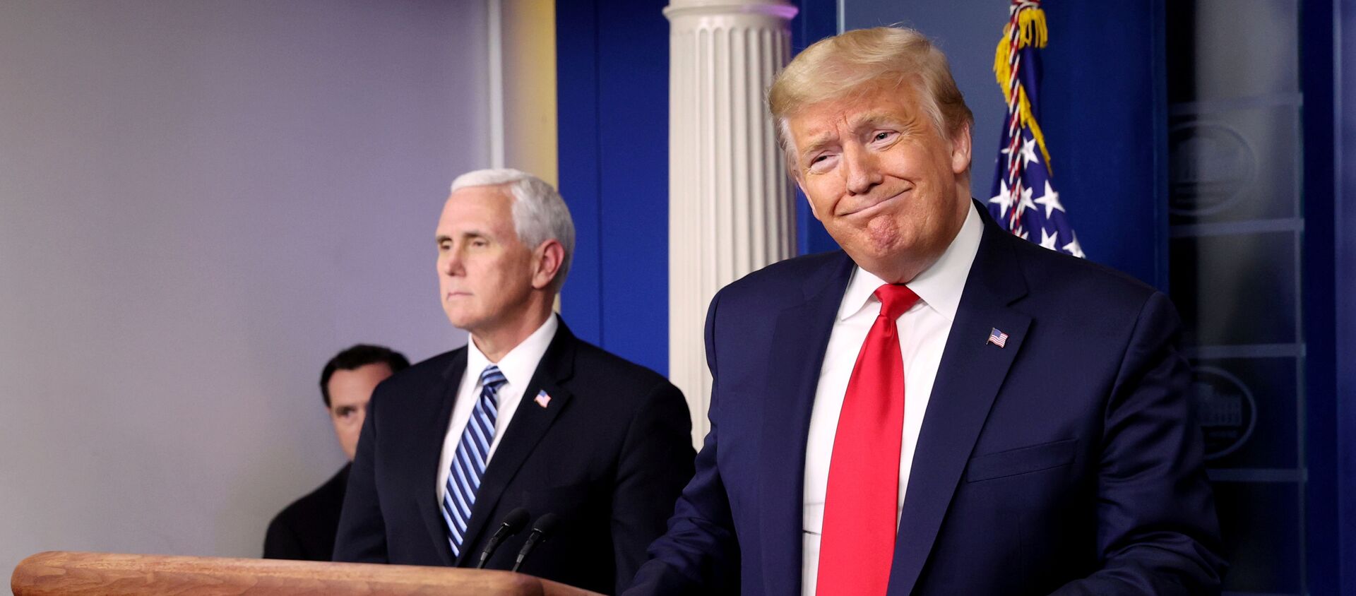 US President Donald Trump arrives with Vice President Mike Pence to lead the daily coronavirus task force briefing at the White House in Washington, US, 9 April 2020 - Sputnik International, 1920, 18.04.2020
