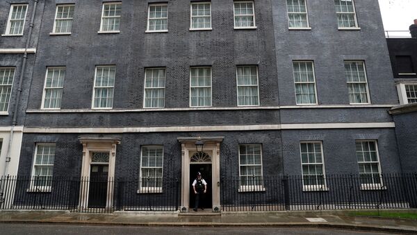  A Police officer is seen at the door of 10 Downing Street in London as the spread of the coronavirus disease (COVID-19) continues, London, Britain, April 6, 2020 - Sputnik International