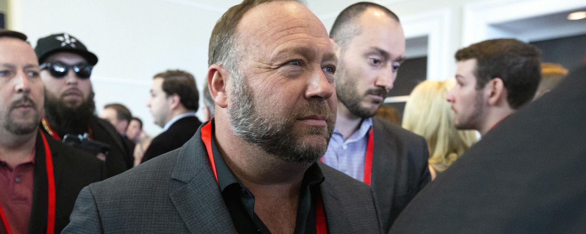 Conspiracy theorist Alex Jones walks at the Conservative Political Action Conference, CPAC 2020, at the National Harbor, in Oxon Hill, Md., Thursday, Feb. 27, 2020 - Sputnik International, 1920, 15.11.2021
