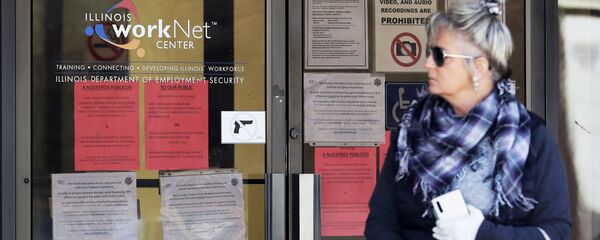 A woman looks to get information about job application in front of IDES (Illinois Department of Employment Security) WorkNet center in Arlington Heights, Ill., Thursday, 9 April 2020. Another 6.6 million people filed for unemployment benefits last week, according to the US Department of Labour, as American workers continue to suffer from devastating job losses, furloughs and reduced hours during the coronavirus pandemic.  - Sputnik International