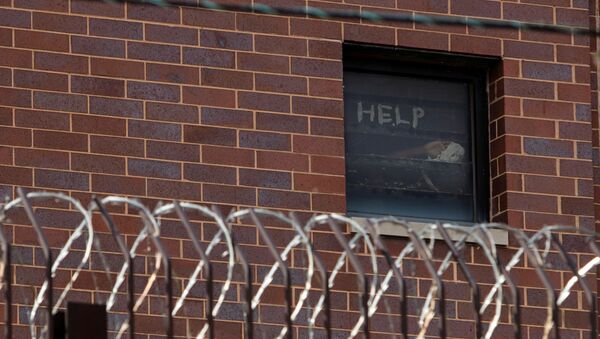 Signs made by prisoners pleading for help are seen in a window of Cook County Jail in Chicago, Illinois, U.S., April 9, 2020 amid the coronavirus disease (COVID-19) outbreak - Sputnik International
