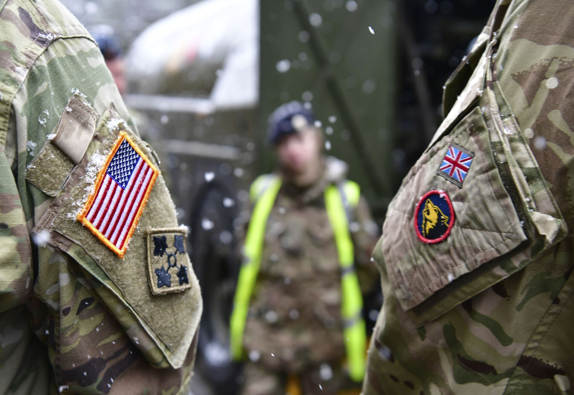 A British and an United States soldier stand side by side after a press conference on the military exercise 'Defender 2020' in Brueck, Germany, Wednesday, Feb. 26, 2020. The exercise with 37000 participants from a total of 18 nations will take place in Europe between January and about June 2020. - Sputnik International, 1920, 09.07.2022