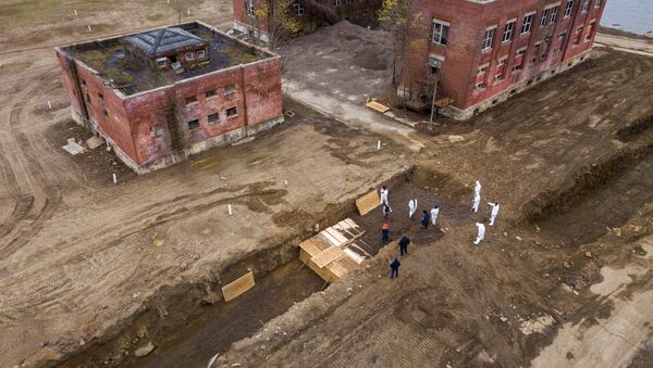 Drone pictures show bodies being buried on New York's Hart Island where the department of corrections is dealing with more burials overall, amid the coronavirus disease (COVID-19) outbreak in New York City, U.S., April 9, 2020. - Sputnik International
