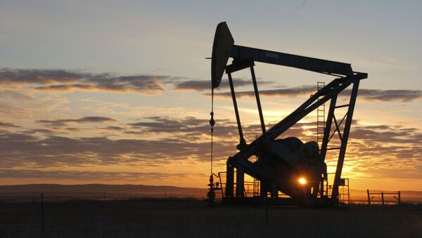 This Nov. 6, 2013 file photo shows a Whiting Petroleum Co. pump jack pulls crude oil from the Bakken region of the Northern Plains near Bainville, Mont. - Sputnik International
