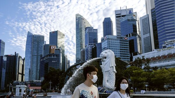 Пара в масках у статуи Мерлиона в Сингапуре - Sputnik International