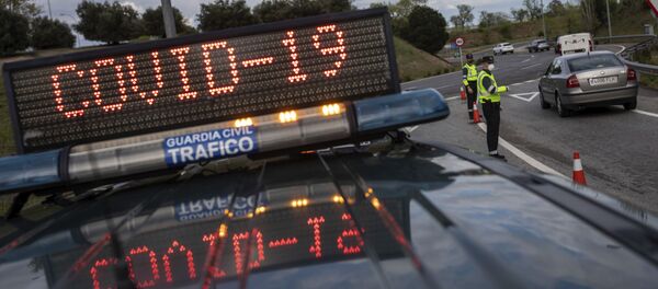 Офицеры испанской полиции на контрольно-пропускном пункте в Мадриде - Sputnik International