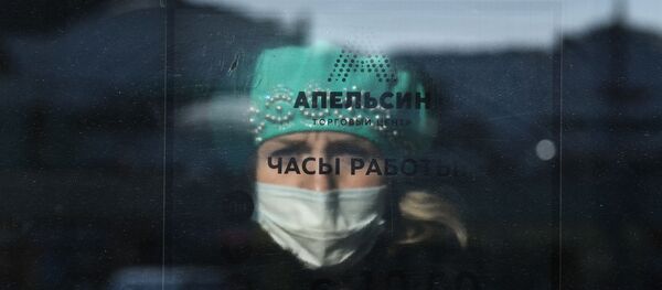 Объявление на дверях торгового центра Апельсин в Новосибирске - Sputnik International