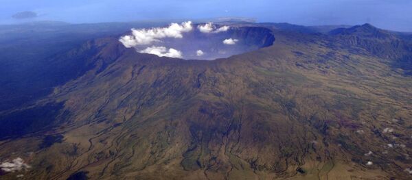 In this 19 October 2010 aerial photo, Mount Tambora's 10 kilometre-wide,1 kilometre-deep volcanic crater, created by the April 1815 eruption, is shown. In this 19 October 2010 aerial photo, Mount Tambora's 10 kilometre-wide,1 kilometre-deep volcanic crater, created by the April 1815 eruption, is shown. - Sputnik International