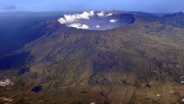 In this 19 October 2010 aerial photo, Mount Tambora's 10 kilometre-wide,1 kilometre-deep volcanic crater, created by the April 1815 eruption, is shown. - Sputnik International