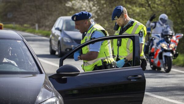 Members of Netherlands' Military police (Marechaussee) speak with drivers and passengers as they carry out additional vehicle checks on the border with Germany at De Rutte on April 10, 2020, as part of attempts to halt the spread of the new coronavirus  - Sputnik International