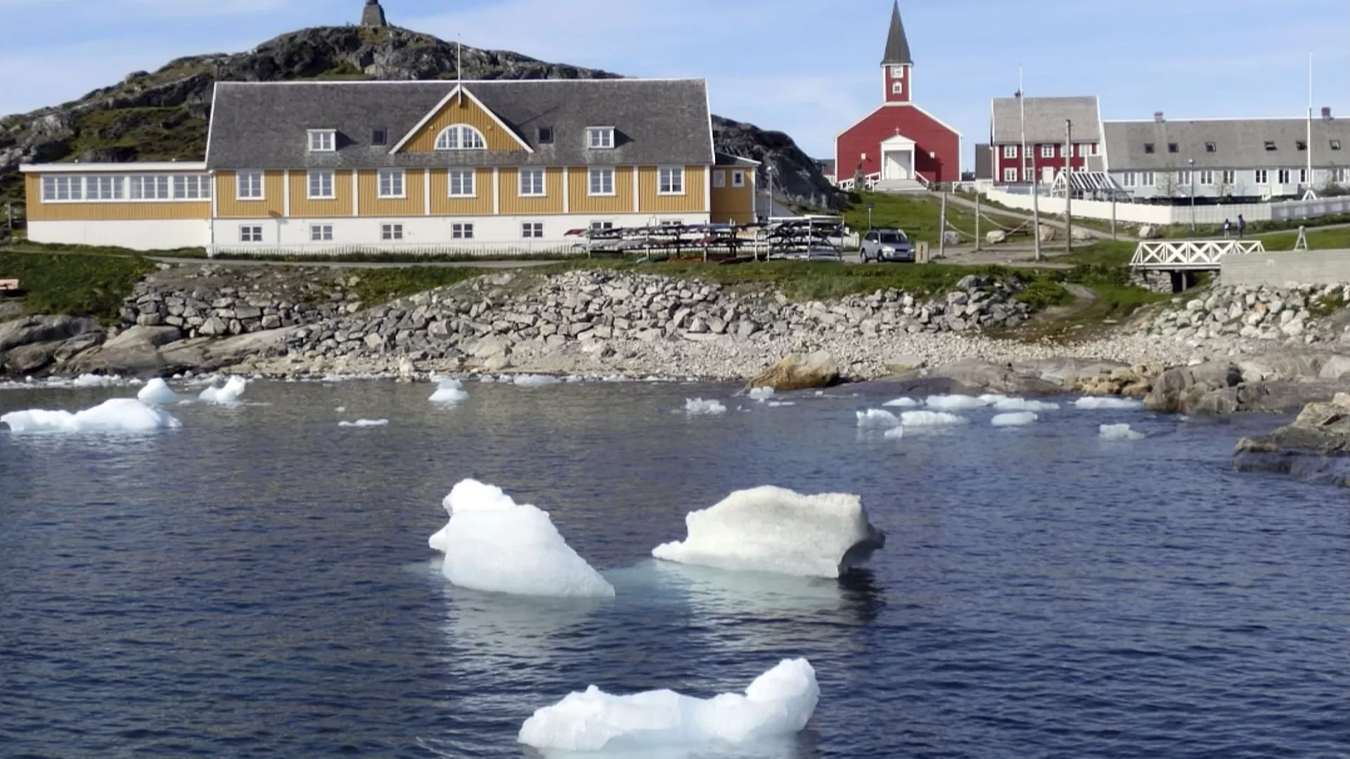 In this image taken on June 13, 2019 small pieces of ice float in the water off the shore in Nuuk, Greenland - Sputnik International, 1920, 16.01.2025