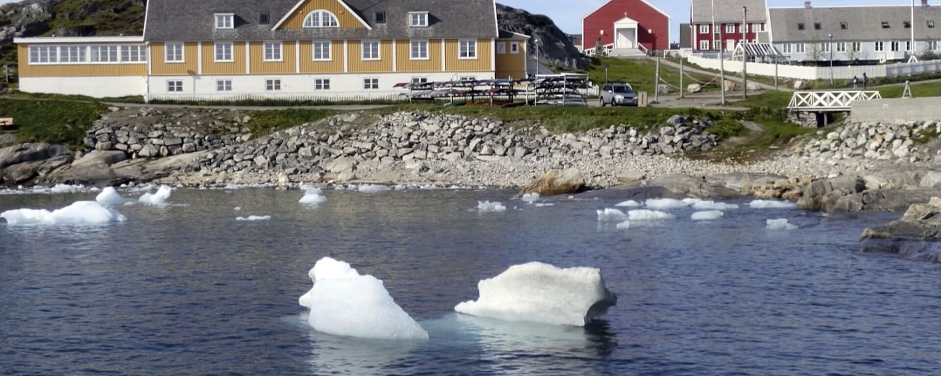 In this image taken on June 13, 2019 small pieces of ice float in the water off the shore in Nuuk, Greenland - Sputnik International, 1920, 09.07.2023