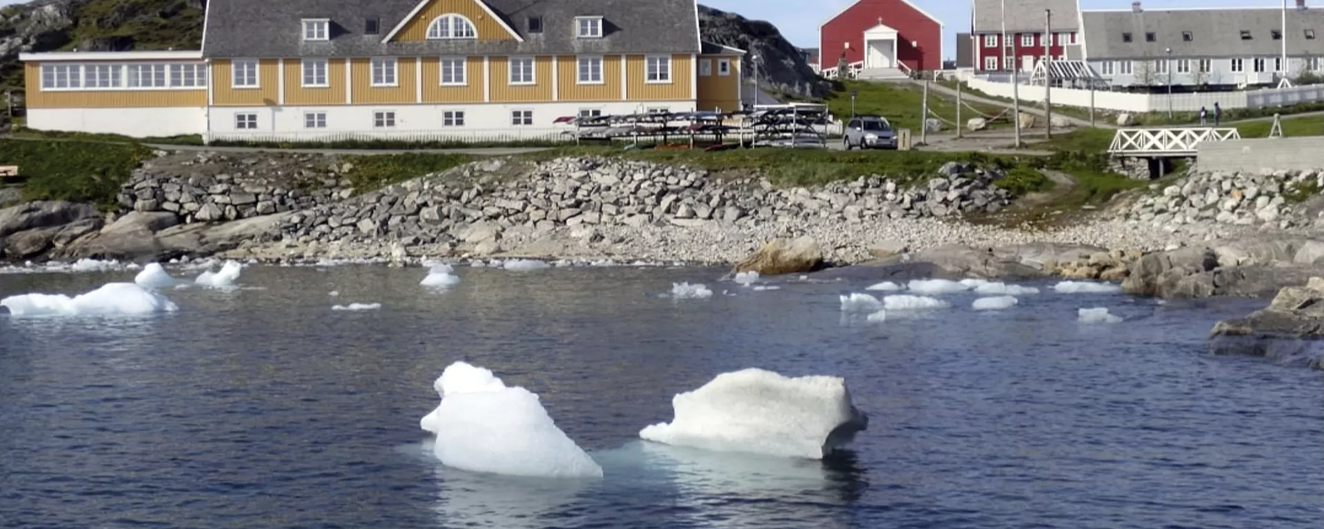 In this image taken on June 13, 2019 small pieces of ice float in the water off the shore in Nuuk, Greenland - Sputnik International, 1920, 16.01.2025