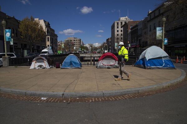 Robots, Joggers and Homeless: How the Streets of Washington DC Look Amid the Coronavirus Pandemic Robots, Joggers and Homeless: How the Streets of Washington DC Look Amid the Coronavirus Pandemic - Sputnik International