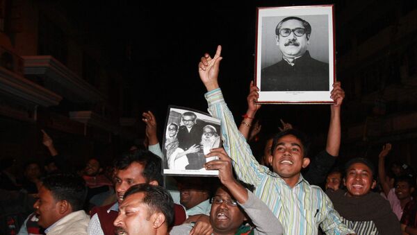 Cheering supporters carry a portrait of the country's independence leader Sheikh Mujibur Rahman outside the Dhaka central jail  in Dhaka, Bangladesh, early Thursday, Jan. 28, 2010. - Sputnik International