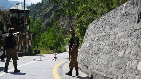 Pakistani troops patrol at the Line of Control (LoC) --- the de facto border between Pakistan and India -- in Chakothi sector, in Pakistan-administered Kashmir on August 29, 2019. - Sputnik International